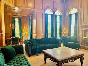 Smart TV, video games, foosball, books - Country Mansion Estate w 5 King Bedrooms 60 acres & Lakes w Resort-style Pool (Fort Worth)