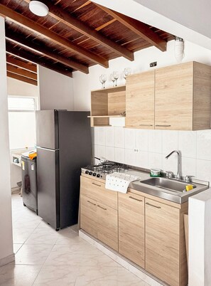 Kühlschrank, Mikrowelle, Wasserkocher mit Kaffee-/Teezubehör, Mixer