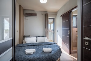 4 habitaciones, tabla de planchar con plancha, wifi y ropa de cama 