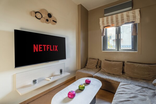 Smart TV, fireplace