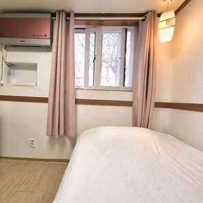 Business Single Room, City View | Hypo-allergenic bedding, laptop workspace, free WiFi, bed sheets - Sweet House (Seoul)