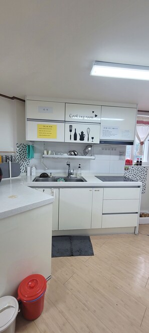 Fridge, microwave, stovetop, cookware/dishes/utensils - Sweet House (Seoul)
