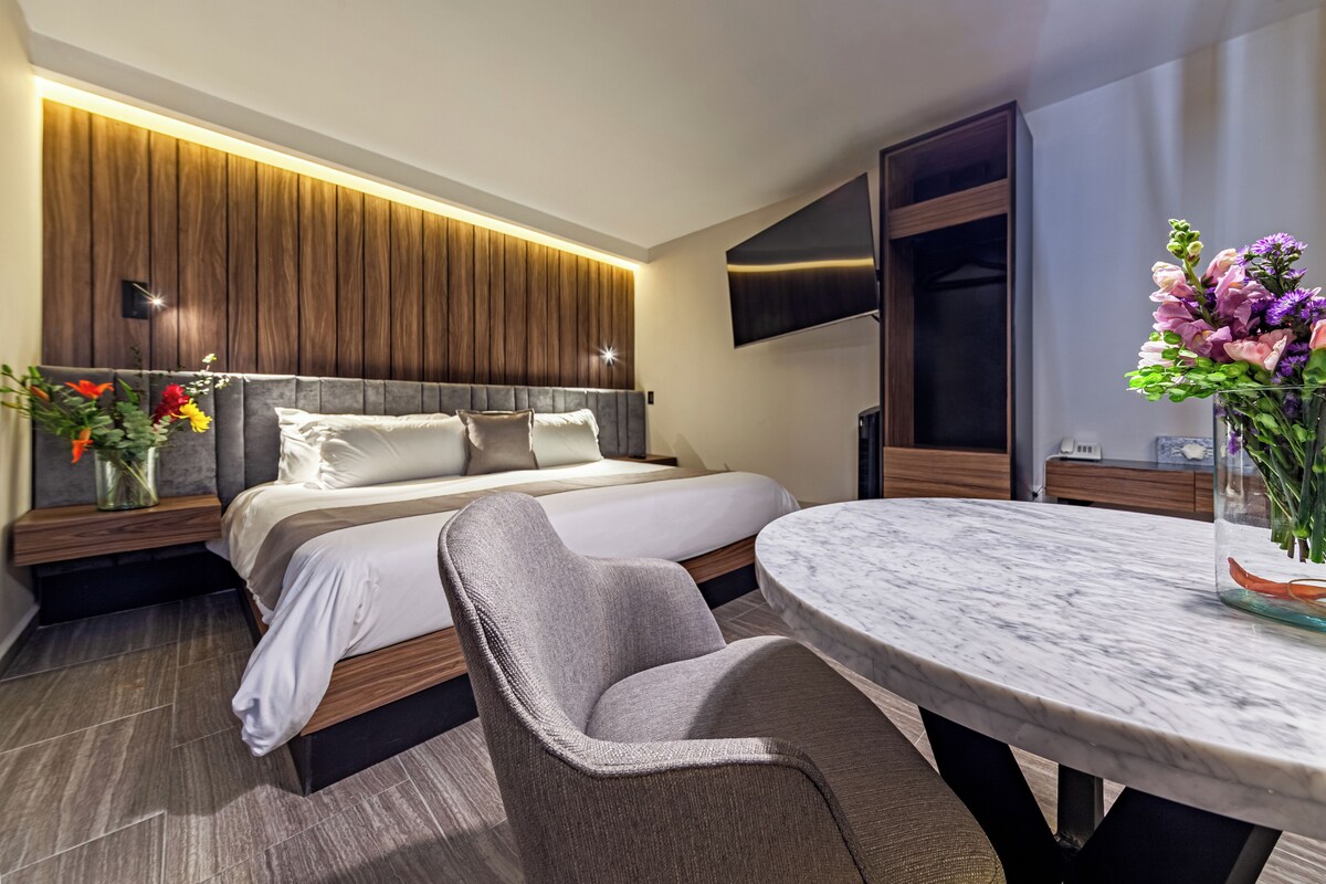 Suite Junior | 1 kamar tidur, seprai premium, brankas, dan setrika/meja setrika