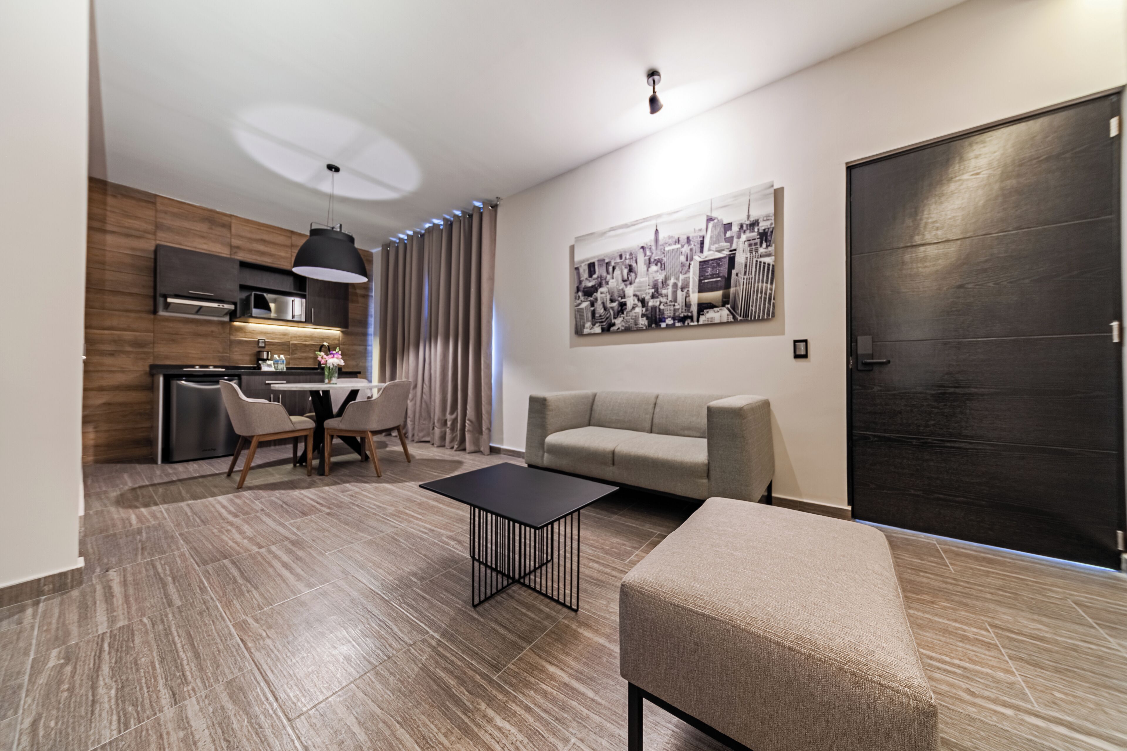Suite Deluxe | Área de sala de estar | Smart TV de 40 pulgadas con canales por cable 