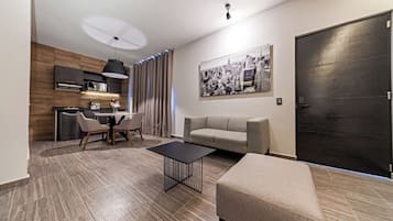 Suite Deluxe | Área de sala de estar | Smart TV de 40 pulgadas con canales por cable