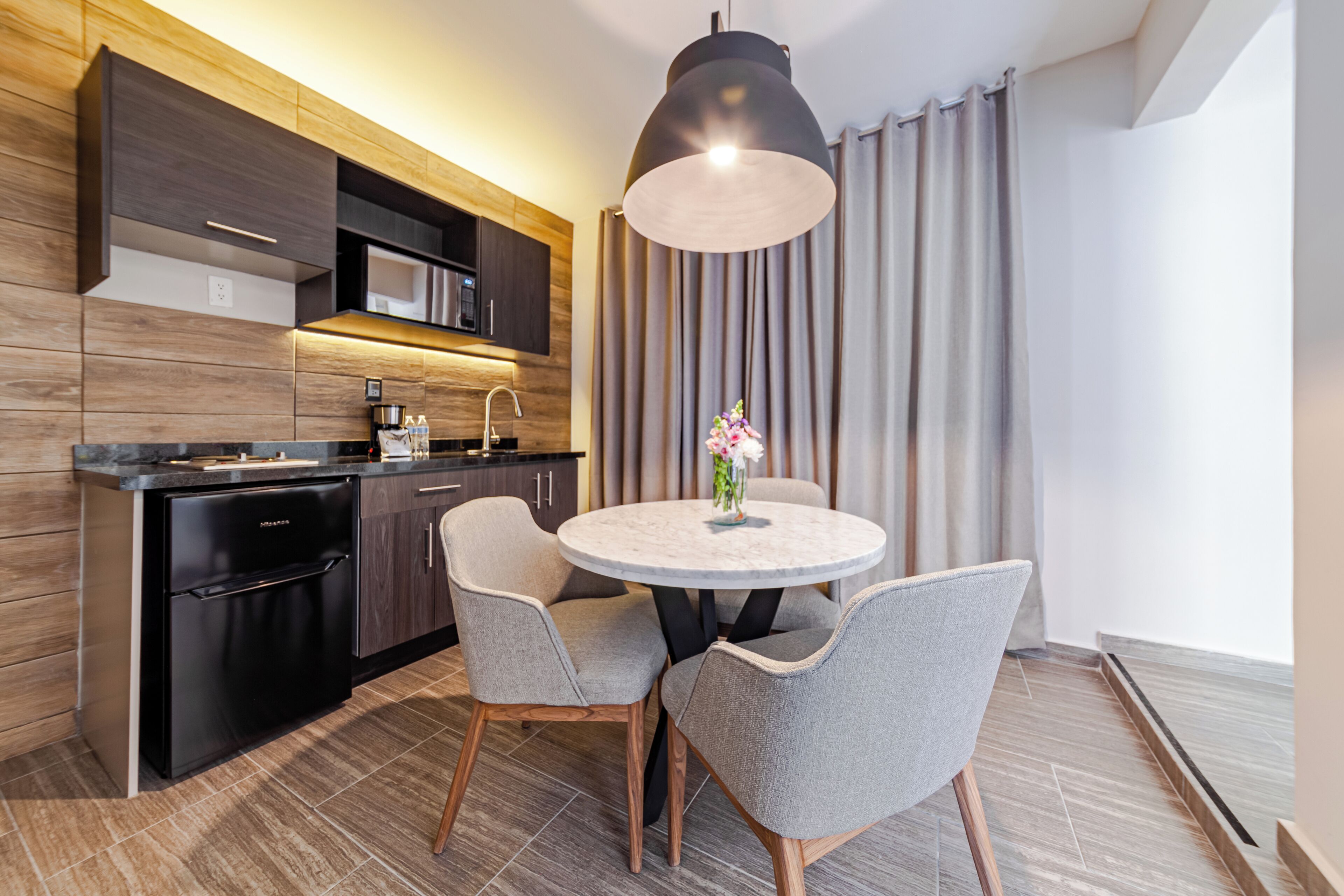 Suite Deluxe | Zona de estar | Smart TV de 40 pulgadas con canales por cable