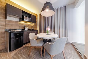 Deluxe Suite | Living area | 40-inch Smart TV with cable channels - CASA NOU (Mexico City)