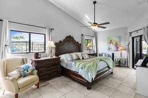 4 Schlafzimmer, Zimmersafe, Schreibtisch, Bügeleisen/Bügelbrett