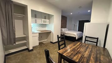 1 habitación, escritorio y espacio para trabajar con laptop