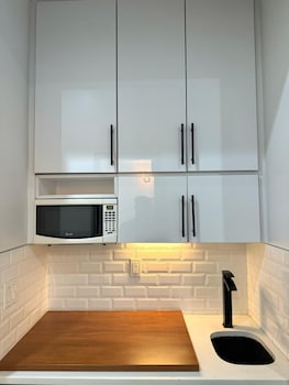 Superior Studio, City View | Desk, laptop workspace, free WiFi at Tribeca Hotel FiDi