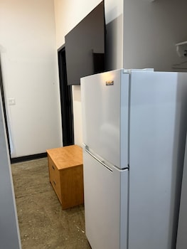 Superior Studio, City View | Private kitchen | Full-size fridge, microwave at Tribeca Hotel FiDi