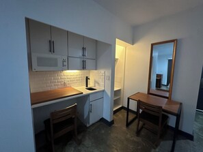 Desk, laptop workspace, free WiFi - Tribeca Hotel FiDi (New York)