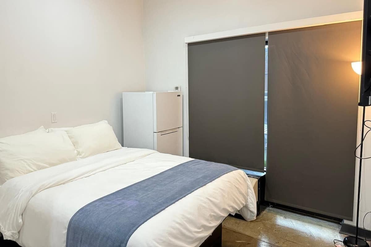 Desk, laptop workspace, free WiFi, bed sheets