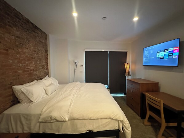 Desk, laptop workspace, free WiFi - Tribeca Hotel FiDi (New York)