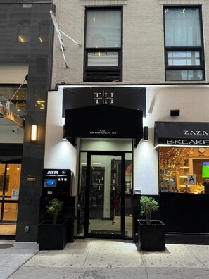 Front of property - Tribeca Hotel FiDi (New York)