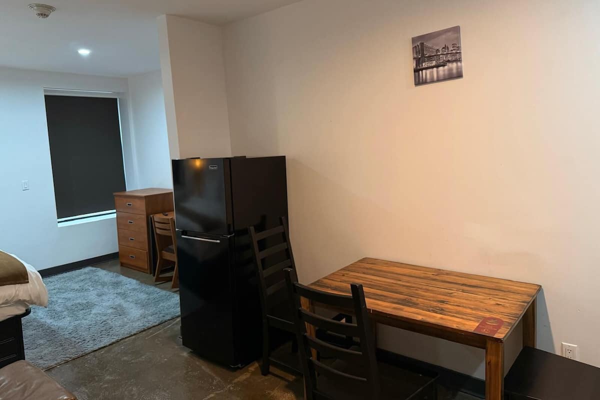 Superior-Studio, Stadtblick | 1 Schlafzimmer, Schreibtisch, laptopgeeigneter Arbeitsplatz