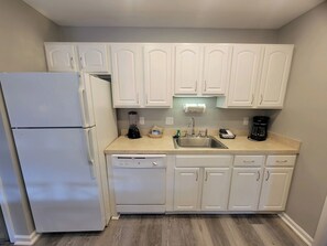 Micro-ondes, four, plaque de cuisson, lave-vaisselle