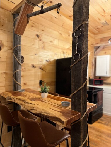 Charming rustic modern 2-bedroom cabin farm stay, privacy & close to town! 