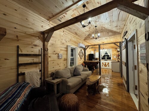 Charming rustic modern 2-bedroom cabin farm stay, privacy & close to town! 