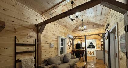 Charming rustic modern 2-bedroom cabin farm stay, privacy & close to town!