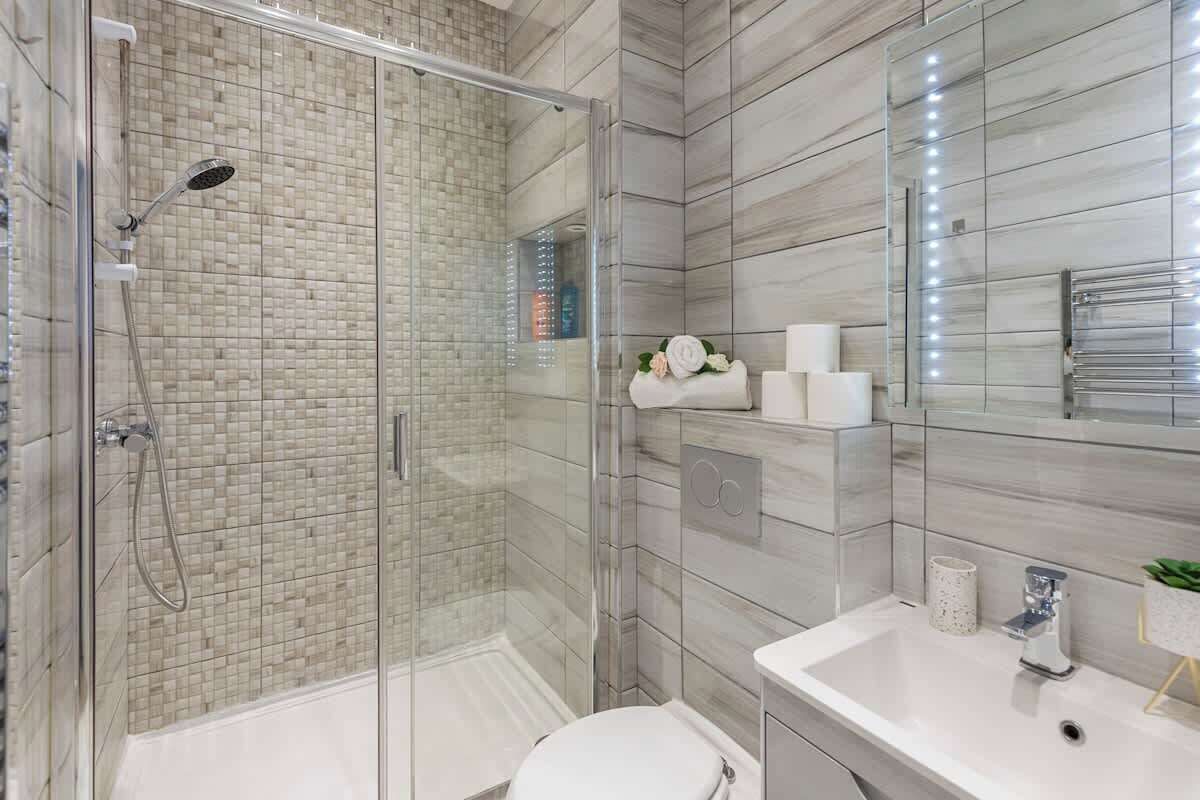 Een douche, een haardroger, shampoo