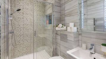 Een douche, een haardroger, shampoo