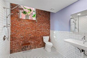 Douche, serviettes fournies, savon, shampoing