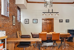 Interior - Large Executive 1st Floor Apartment with Chefs Kitchen! (Saint Louis)
