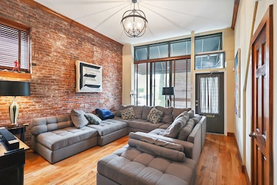 Large Executive 1st Floor Apartment with Chefs Kitchen!