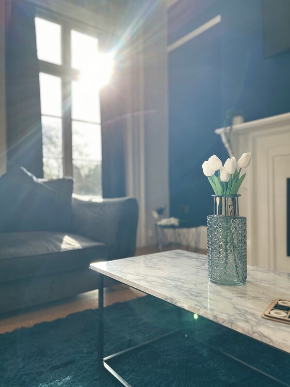 Lobby sitting area - NEW! Grimsby Central, Spacious, 2 Bedrooms (Grimsby)