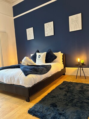 Lobby sitting area - NEW! Grimsby Central, Spacious, 2 Bedrooms (Grimsby)