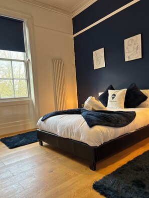 Lobby sitting area - NEW! Grimsby Central, Spacious, 2 Bedrooms (Grimsby)