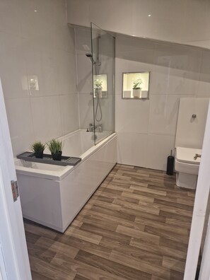 Bathroom - NEW! Grimsby Central, Spacious, 2 Bedrooms (Grimsby)