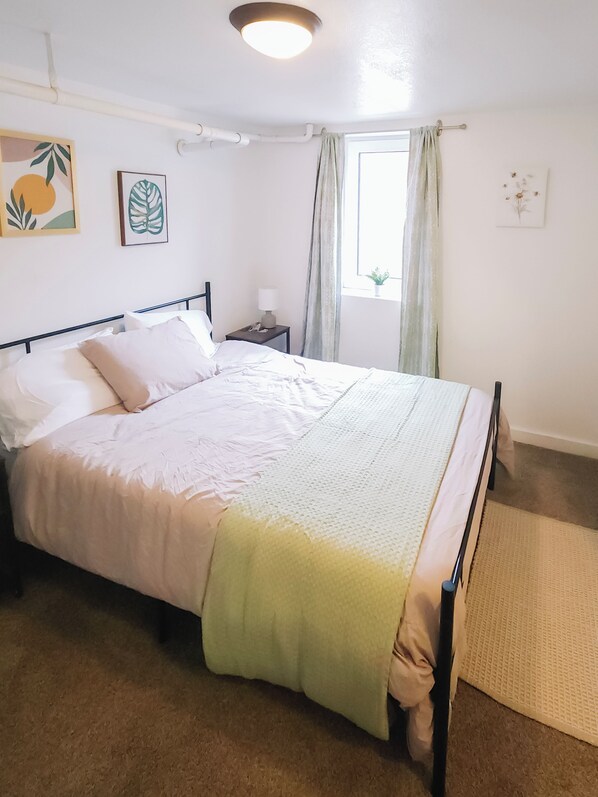 2 bedrooms, iron/ironing board, WiFi, bed sheets