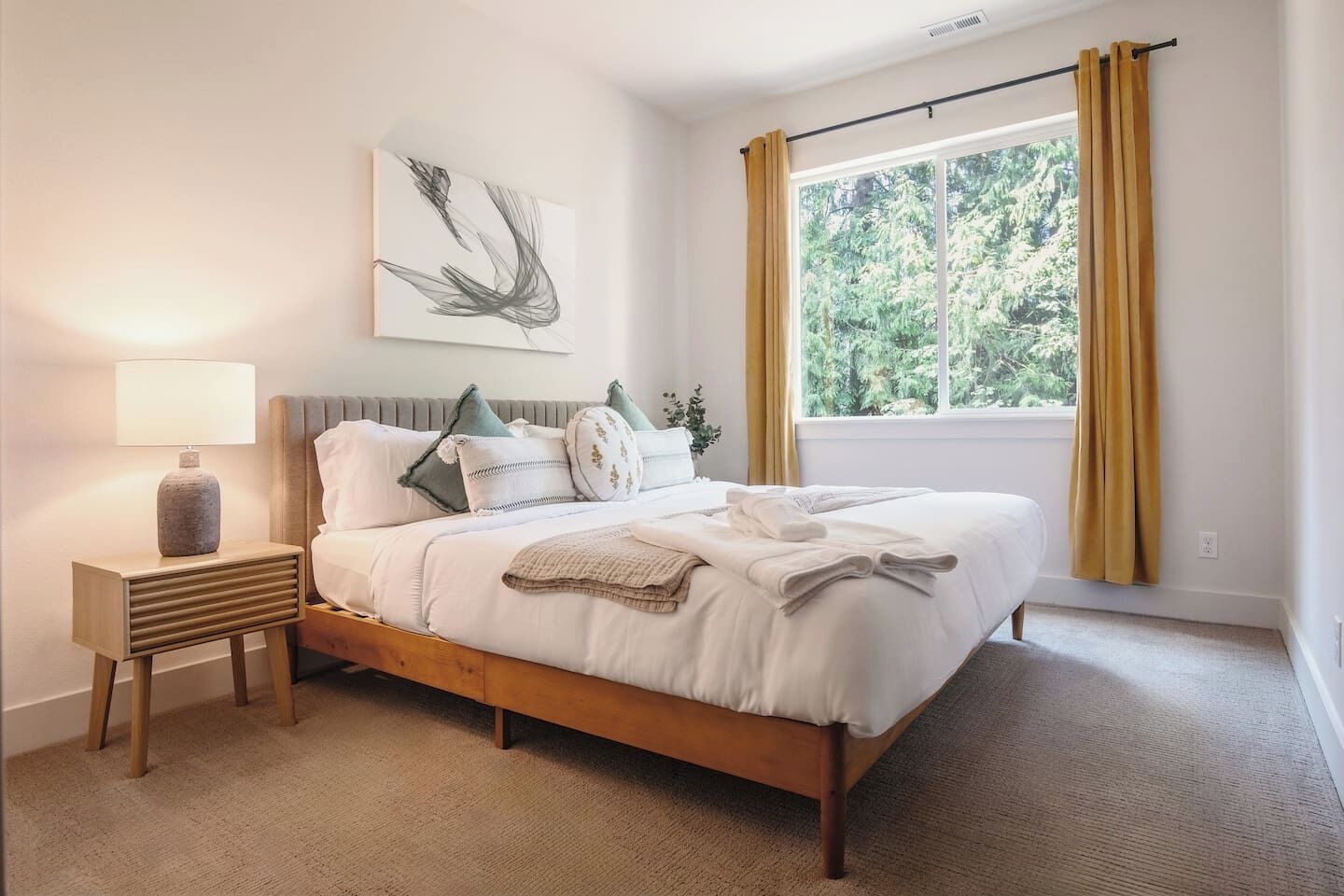 5 chambres, bureau, fer et planche à repasser, lit de bébé portatif