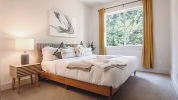 5 chambres, bureau, fer et planche à repasser, lit de bébé portatif