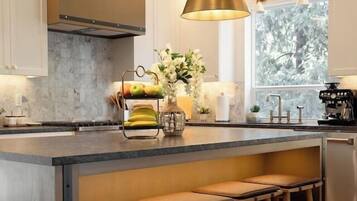 Réfrigérateur, four à micro-ondes, un four, surface de cuisson