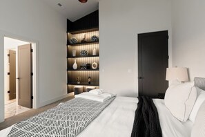 5 室のベッドルーム、デスク、アイロン / アイロン台、旅行用ベビーベッド