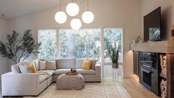 Téléviseur connecté, foyer, jeux vidéo, table de baby-foot