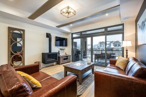 TV, fireplace - The Patrizia,minutes to the village/free shuttle (Mont-Tremblant)