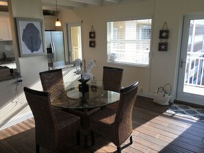 Dining - Direct Oceanview - 2 Bedroom Remodeled Condo - Palm Beach - Beach Front w/ Pool (Palm Beach)