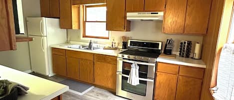 Frigorifero, microonde, forno, piano cottura