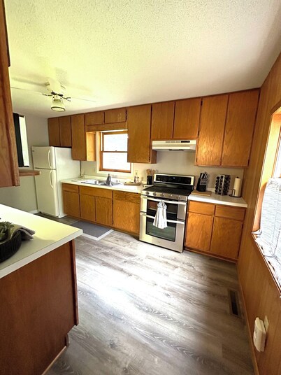 Cozy 3-bedroom cabin in Phillips on Soo Lake w/ WiFi, kayaks, fire pit & grill
