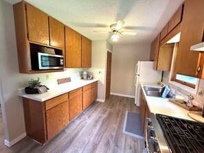 Jääkaappi, mikroaaltouuni, uuni, liesi