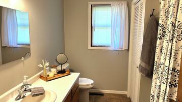 淋浴设施、吹风机、毛巾、肥皂