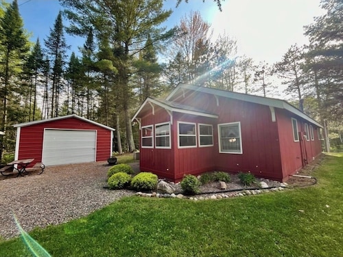 Cozy 3-bedroom cabin in Phillips on Soo Lake w/ WiFi, kayaks, fire pit & grill