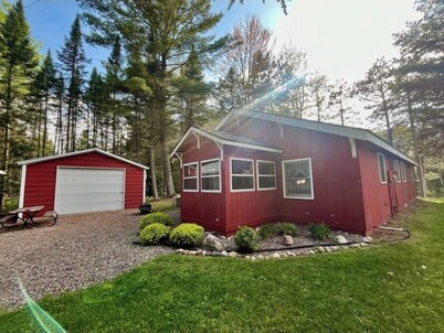 Cozy 3-bedroom cabin in Phillips on Soo Lake w/ WiFi, kayaks, fire pit & grill