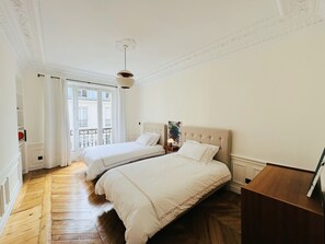 4 bedrooms, iron/ironing board, WiFi, bed sheets - 3 Bedrooms Apartment in Marais (Paris)