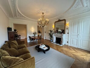 Living area - 3 Bedrooms Apartment in Marais (Paris)