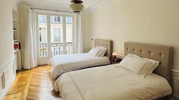 4 bedrooms, iron/ironing board, WiFi, bed sheets